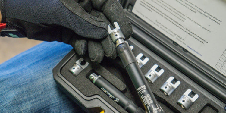 Laser 8241 Set Chiavi Per Raggi Moto Con Chiave Dinamometrica 2-7Nm - 9 Teste Intercambiabili Per BMW, KTM, Ducati
